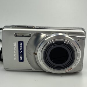 Olympus FE-7010 – Elegancki srebrny aparat cyfrowy z szerokokątnym zoomem, zestaw!