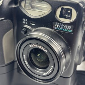Nikon Coolpix 5000 + Grip MB-E5000 – Legenda fotografii cyfrowej w zestawie premium